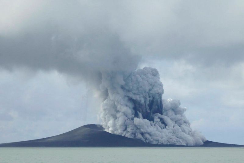 ▲南太平洋海底火山大規模噴發1週年後，島國東加王國（Tonga ）如今仍在整理沿海水域所遭受的破壞。（圖／美聯社／達志影像）