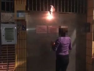 驚!新北女疑情緒不穩 里長辦公室門口燒「塑膠袋」遭逮
