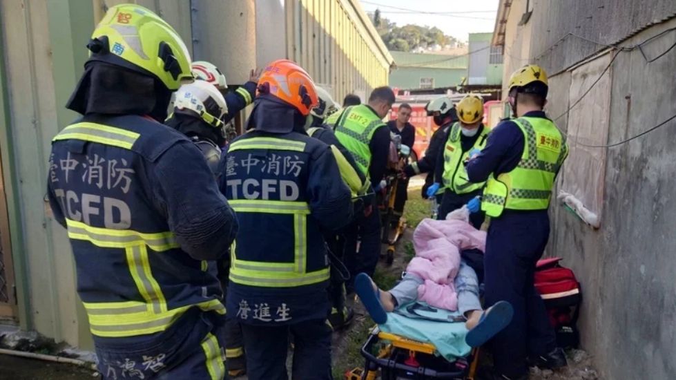 ▲警消趕抵後，立刻將3人分別送往衛服部豐原醫院、中國附醫治療。（圖／翻攝畫面）