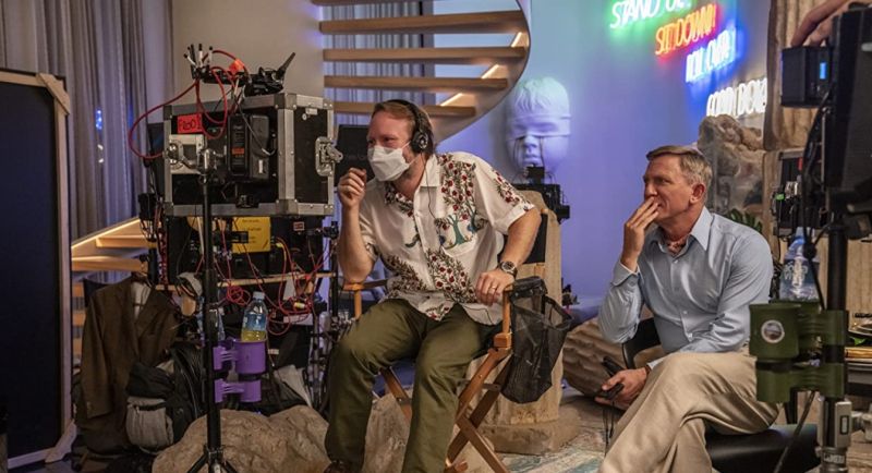 ▲丹尼爾克雷格與導演強生在《鋒迴路轉：抽絲剝繭》片場。（圖／Netflix）