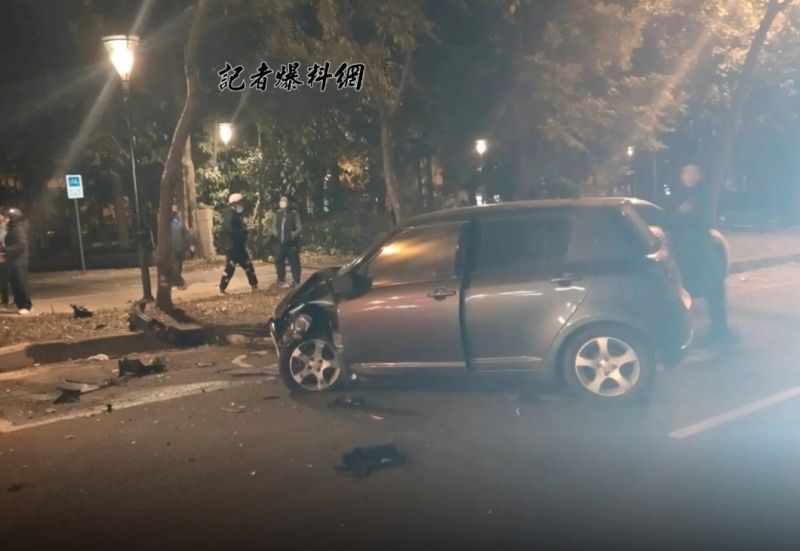 ▲台中市東區振興路，今天（15日）晚間7時許，驚傳一起嚴重車禍，造成2人重傷、1人死亡。（圖／翻攝記者爆料網）