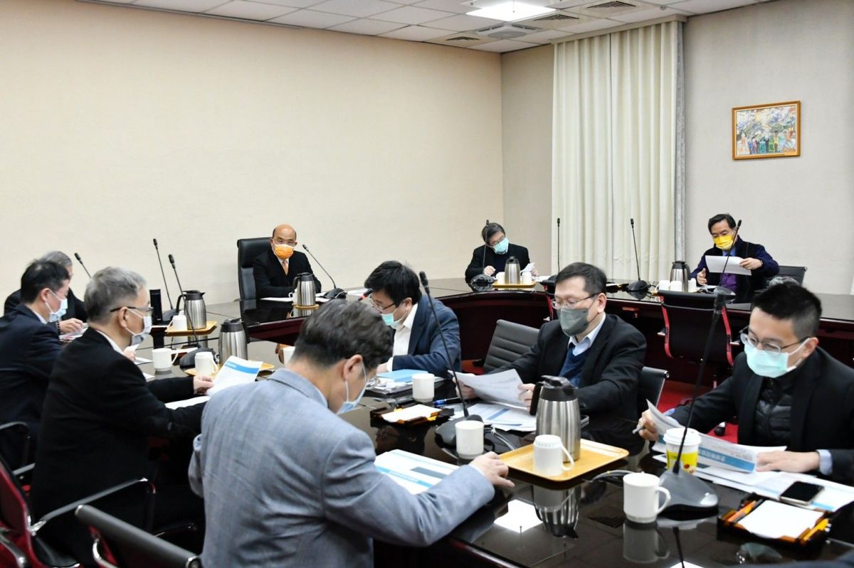 ▲蘇貞昌今日上午召開擴大防疫會議，對於春節將至指示緊盯疫情發展，並監測醫療與防疫物資。（圖／行政院提供）