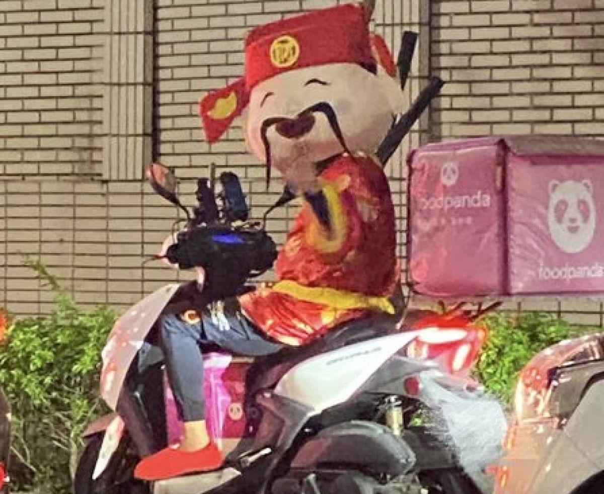 ▲一名網友在路上，居然看到有外送員扮裝成財神爺，還停在路上等紅燈，讓他興奮地直接打招呼。（圖／翻攝自臉書社團「路上觀察學院」）