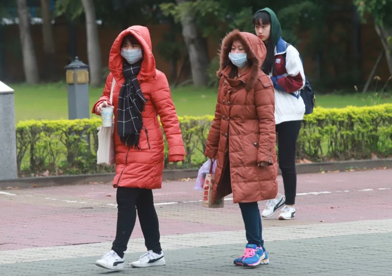 ▲初三受到寒流南下影響各地明顯變冷,白天高溫北部、宜蘭只有12-13度,台中至台南、花東15-18度,高屏仍可達20度以上。不過初三清晨還不是這波寒流最冷的時間,氣象達人彭啟明提醒大家,「冷空氣仍在持續南下,今天一整天都還是降溫」,預期最低溫的時間將落在今晚至明晨,郊區會有更低的極端低溫出現機會。中央氣象局也表示,明天初四(25)日清晨最為嚴寒,提醒大家外出一定要做好保暖工作。(圖/記者葉正勳攝)