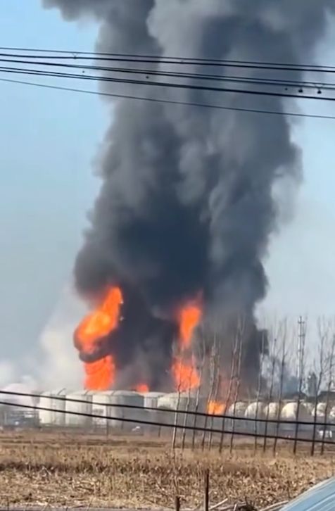 ▲遼寧一化工廠發生爆炸現場烈焰濃煙竄天。（圖／翻攝自微博）