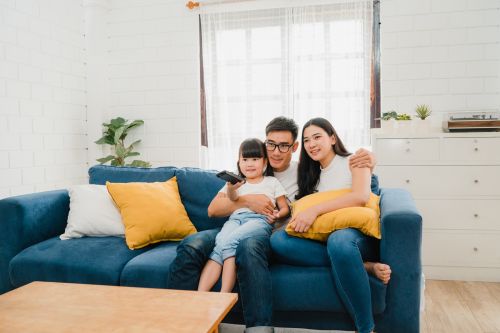 ▲不管你是「外出派」還是「居家流」，根據觀察，18-54歲都會窩在家看電視、追劇。（圖／Shutterstock）