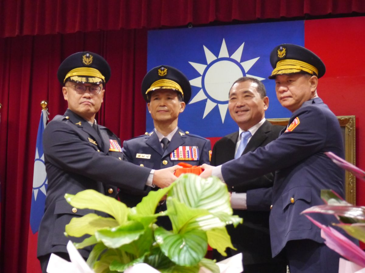 ▲侯友宜出席新北市政府警察局卸、新任局長布達交接典禮，新任局長由原警政署警政委員廖訓誠（右一）接任。（圖 ／記者吳嘉億攝，2023.01.16）