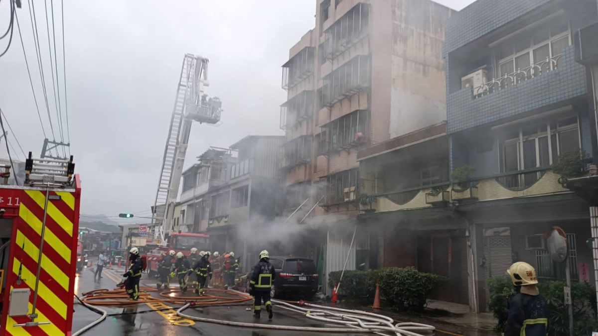 ▲新北市瑞芳5樓民宅傳火警，警消出動雲梯車馳援，成功救出受困頂樓3大3小。（圖／翻攝畫面）