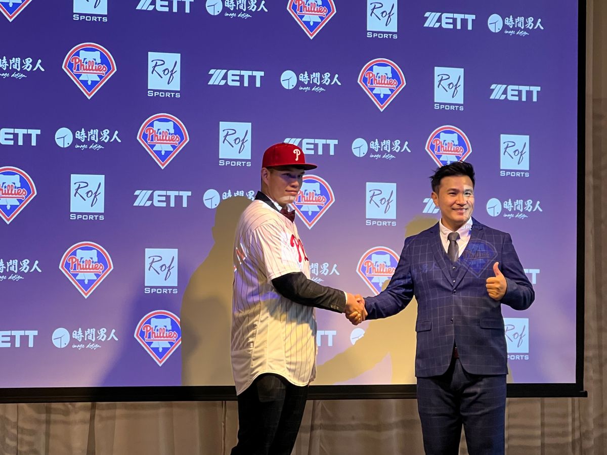 ▲潘文輝(左)加盟費城人，與球探王金勇(右)合影(圖/記者簡名杉攝)