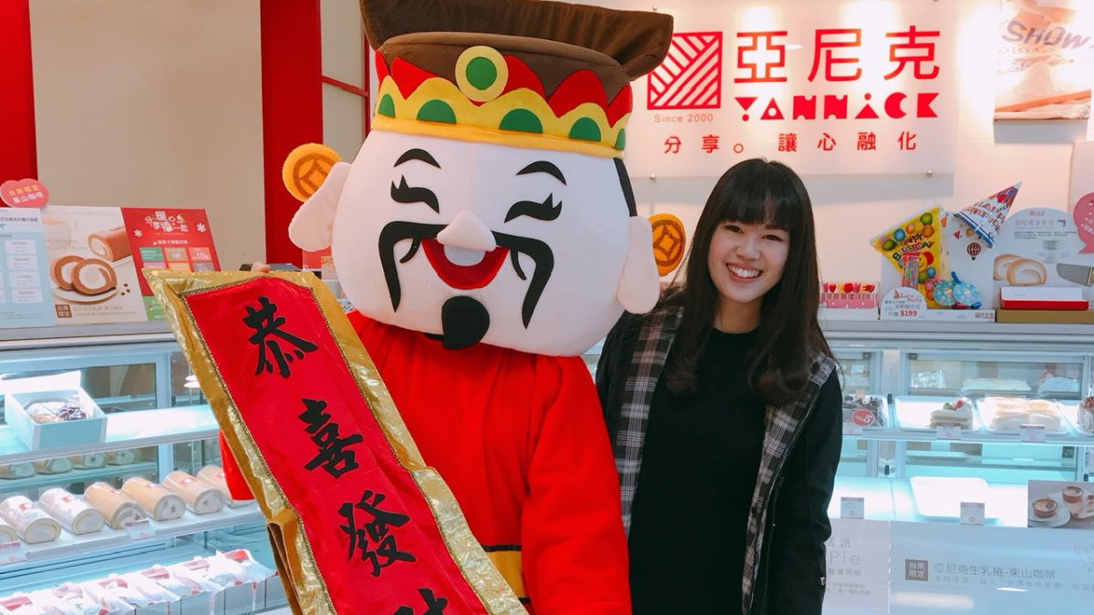 ▲初一到初五指定時段至亞尼克指定門市可遇財神說好話，說出兔年吉祥話即可抽財運神籤。（圖／亞尼克提供）