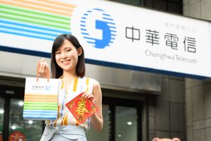 電信新春開戰!遠傳「隱藏版499」再現 中華百元抽抽樂
