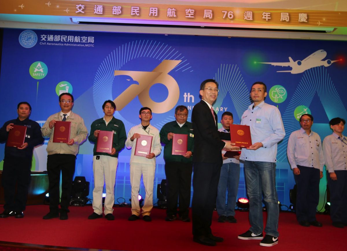 ▲國內航空業最高榮譽「金翔獎」今（16）日揭曉，民航局長林國顯（前左）表示，航空業在疫情期間並沒有浪費苦難。（圖／民航局提供）