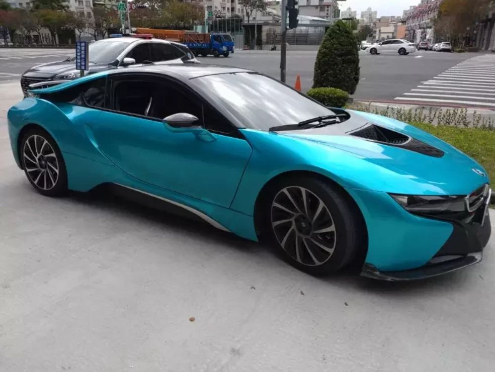 ▲台中市警方今天（16日）在台灣大道上，發現一輛水藍色BMW i8停在路中一動不動，嚴重影響後方車流。（圖／翻攝畫面）