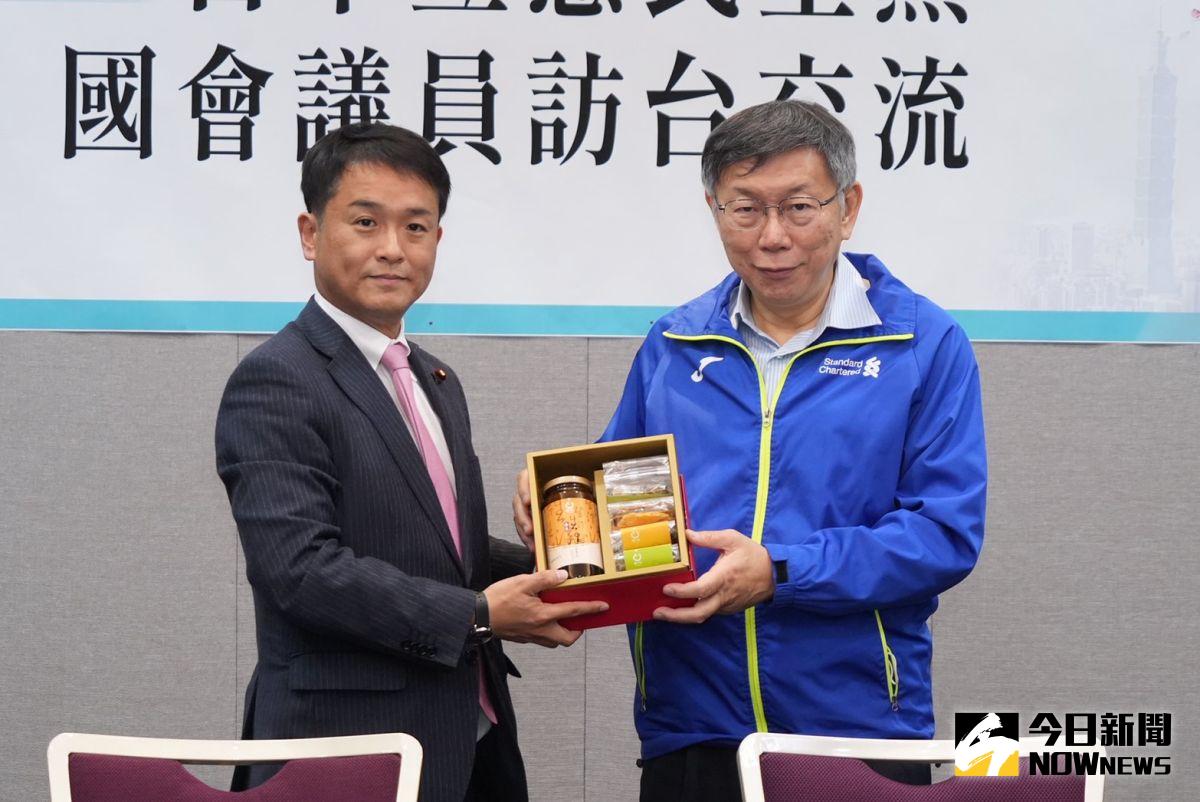 ▲日本立憲民主黨國會議員訪台交，民眾黨主席柯文哲致贈禮物。（圖／民眾黨提供）