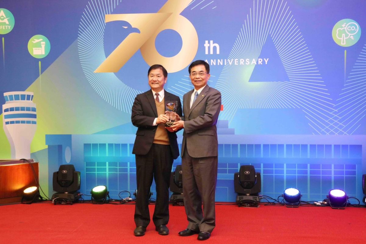 ▲民航局今(16)日舉辦76週年慶祝大會暨頒獎典禮，立榮航空四度蟬聯金翔獎「國內定期航線組」殊榮，由交通部次長祈文中(左)親自頒發獎牌予立榮航空董事長林志忠(圖右)。（圖／長榮提供）