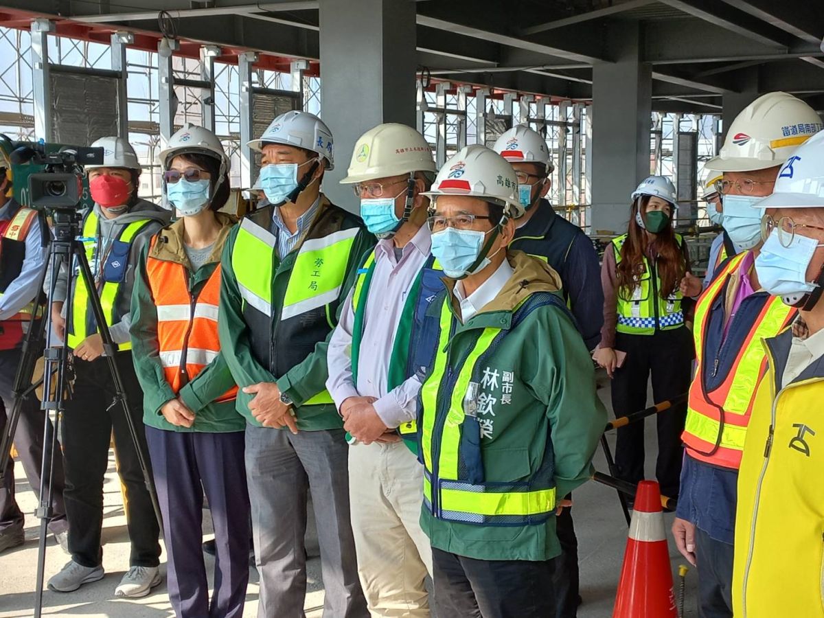 ▲農曆春節即將到來，高雄市副市長林欽榮今天率市府相關局處前往交通部鐵道局南部工程處主辦之高雄車站地下化及天棚工程工區進行工安聯合稽查。（圖／記者郭凱杰翻攝）