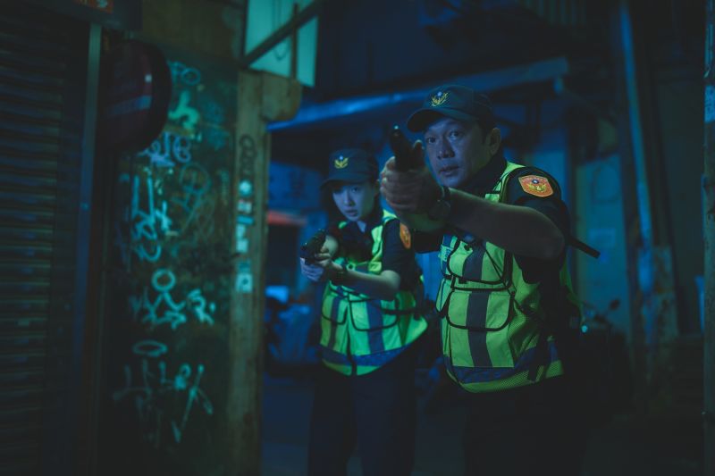 ▲曾獲金馬新導演肯定的黃信堯(右)能導會演,在《黑的教育》裡飾演警察。(圖/禾豐九路提供)
