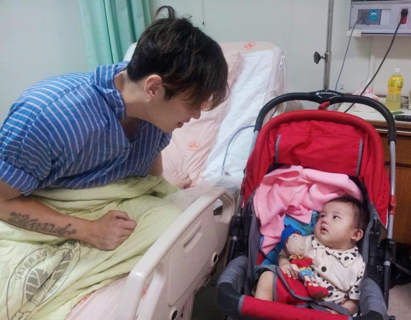 ▲安格斯曬舊照，告知粉絲人在醫院準備開刀。（圖／翻攝自安格斯FB）