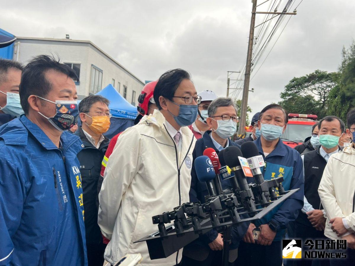 ▲張善政呼籲所有業者，對於廠房內危險物品、化學物品的存放與擺設，應以較新的防火區劃觀念重新規劃，並建立老舊廠房的消防因應措施，讓周邊居民更安心。（圖／記者李春台攝，2023.01.16）