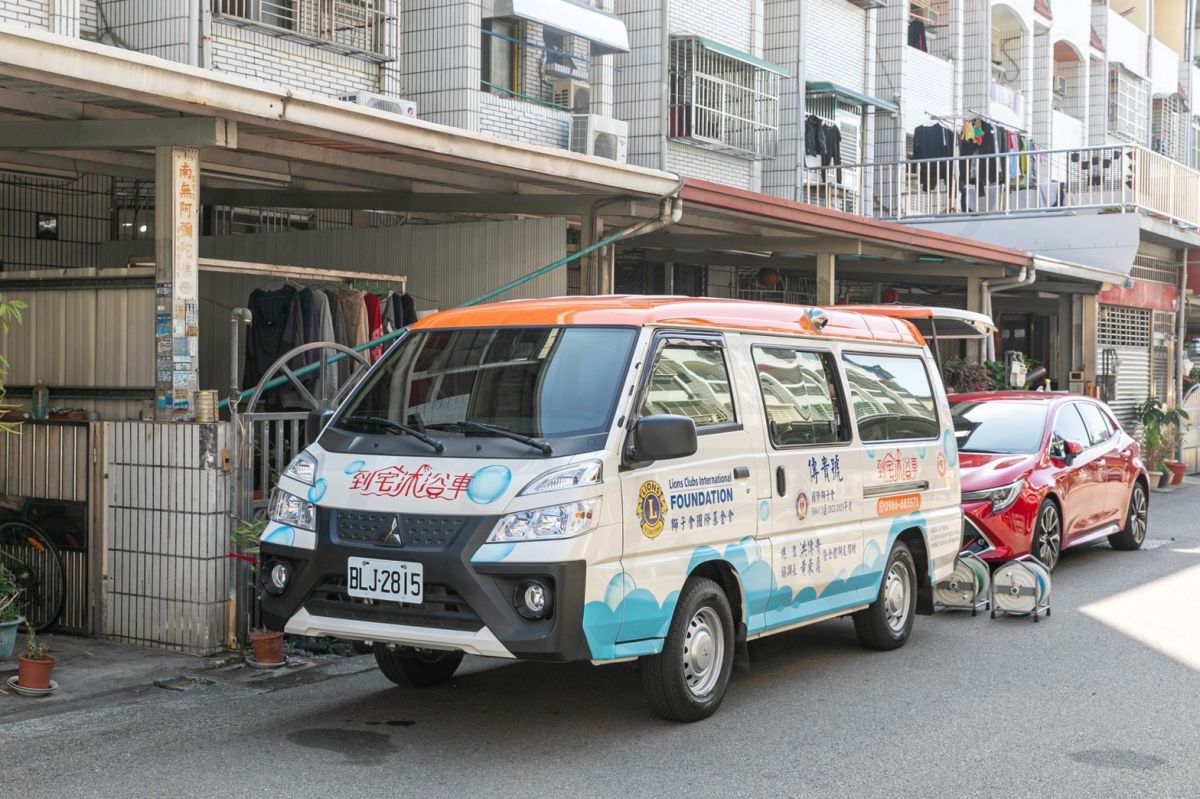 ▲源自日本泡湯文化的到宅沐浴車，運用組合式沐浴設備搭配三人一組的專業團隊，只要家中有1.5坪的空間，就能提供全身沐浴和泡澡服務。（圖／品牌提供）