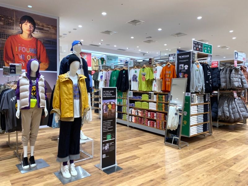 ▲UNIQLO LaLaport台中店內空間開闊,難得一見將男女裝UT完整擺放的豐富專區。(圖/記者蕭涵云攝)
