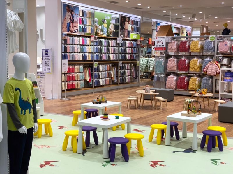 ▲GU攜手UNIQLO,特別增設雙品牌無隔閡的「友善親子遊戲區」。(圖/記者蕭涵云攝)