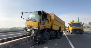 嘉義台82線車禍!貨車追撞掃街車 護欄斷裂再擊中2車