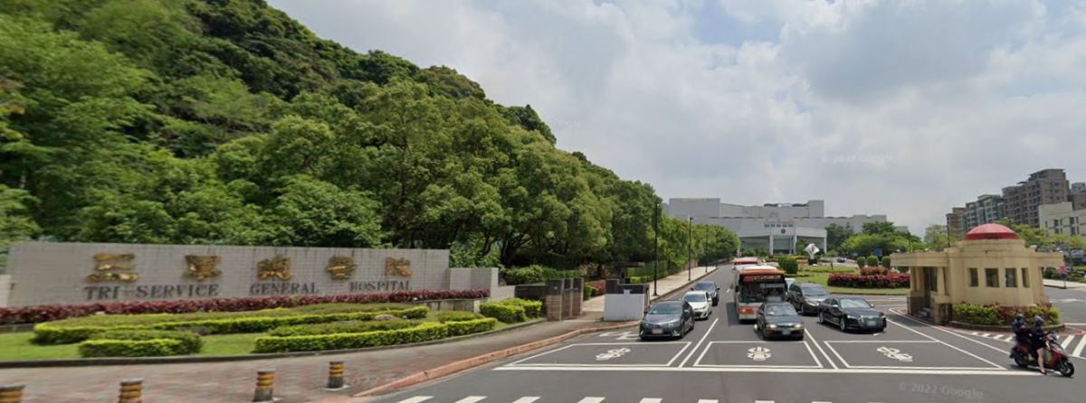 ▲莊女車禍後，被壓在轎車下，一度失去呼吸心跳，所幸送往內湖三軍總醫院急救後，恢復生命跡象。（圖／翻攝google地圖）