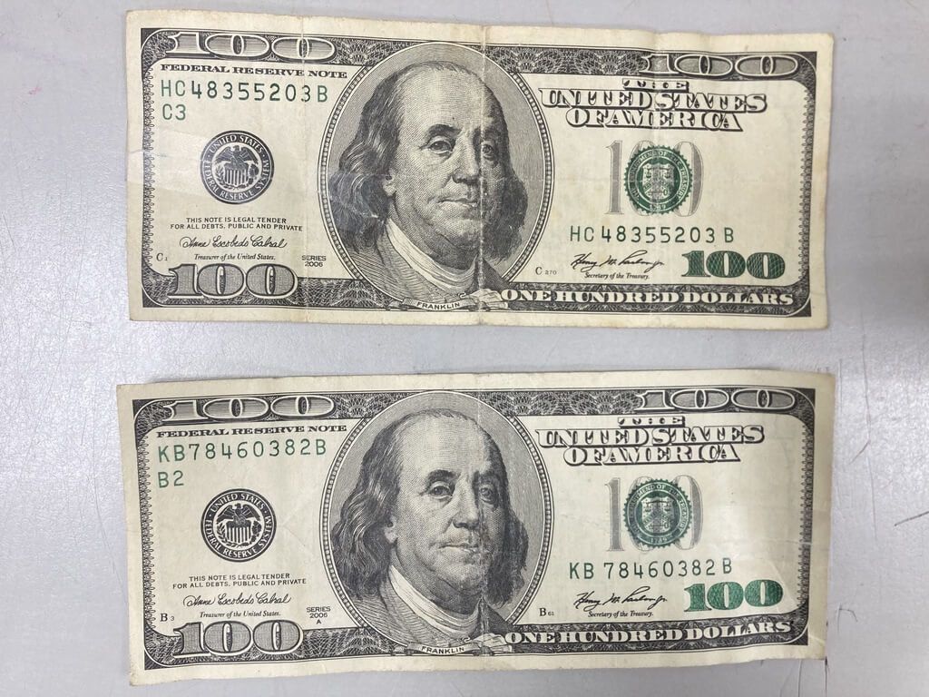 ▲桃園市警局桃園分局，今天在台灣銀行桃園分行逮捕一名男子，企圖持偽造百元美鈔兌換新台幣。（圖／翻攝畫面）