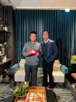 仰德集團董事長許育瑞(右)從俞俊安業餘時期至轉職業到成為美巡選手,一直很支持照顧他。(仰德集團提供) ▲仰德集團董事長許育瑞(右)從俞俊安業餘時期至轉職業到成為美巡選手,一直很支持照顧他。(仰德集團提供)