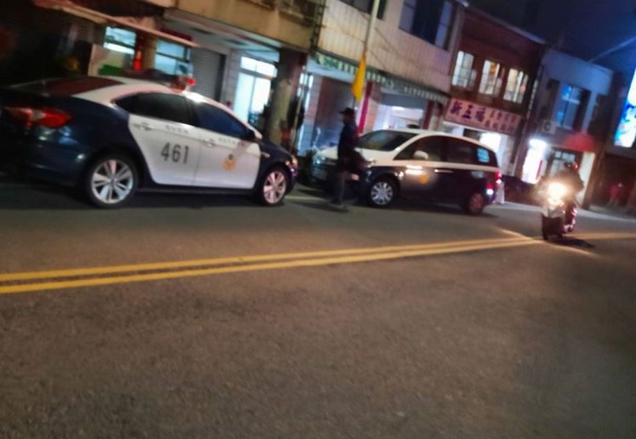 ▲苗栗縣通霄鎮昨（16）晚6點多，三胞胎兄弟中的老大和老二，在家裡起口角爭執，最終演變成互毆，結果老大倒地後送醫不治。（圖／翻攝畫面）