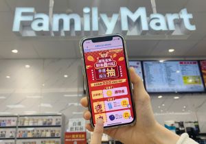 ▲APP「幸運投注抽」可用888點換5元購物金、抽iPhone等自選大獎。(圖/全家提供) ▲APP「幸運投注抽」可用888點換5元購物金、抽iPhone等自選大獎。(圖/全家提供)