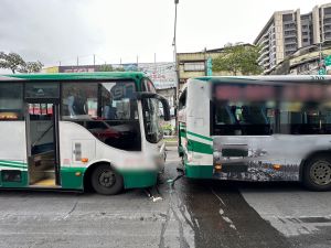 新莊2公車追撞！擋風玻璃衝擊碎裂　3乘客頭破斷齒送醫

