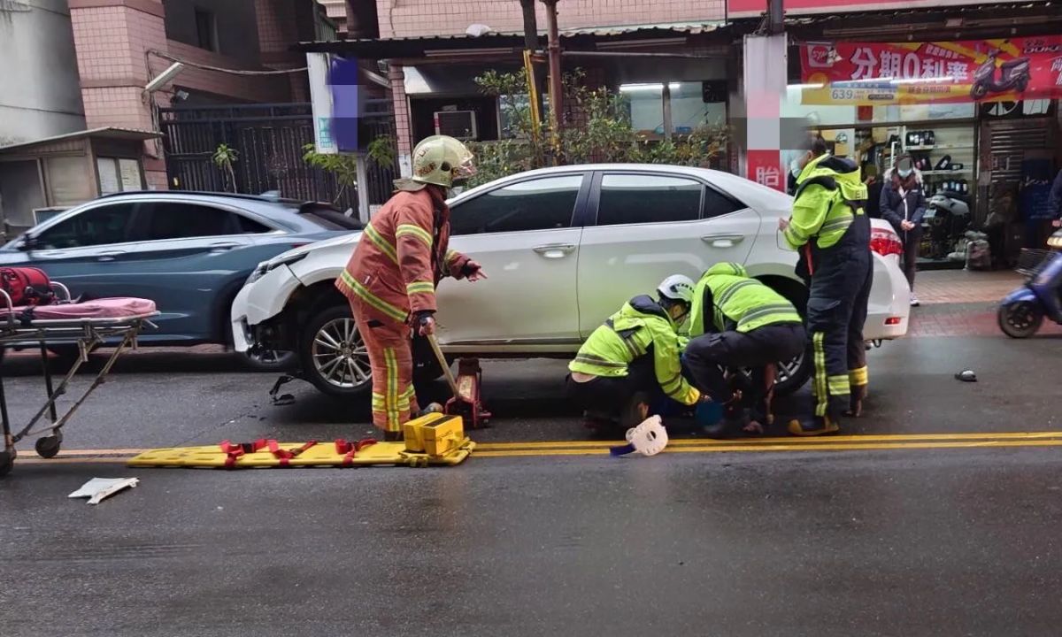 ▲新北市一位33歲莊姓女子，昨（16）日下午3點多，騎車行經汐止區康寧街路段，疑似因為天雨路滑，突然失控衝出車道撞到對向轎車，人一下子被彈飛數公尺遠，倒地後失去生命跡象，幸好送醫後撿回一命。（圖／翻攝自記者爆料網）