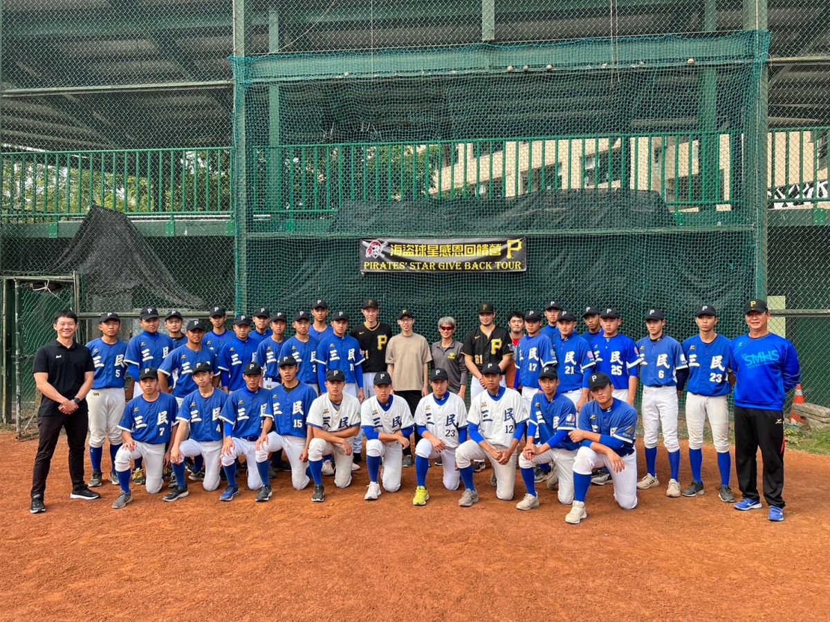 ▲海盜球星陳柏毓、張弘稜走訪母校舉辦感恩回饋營。