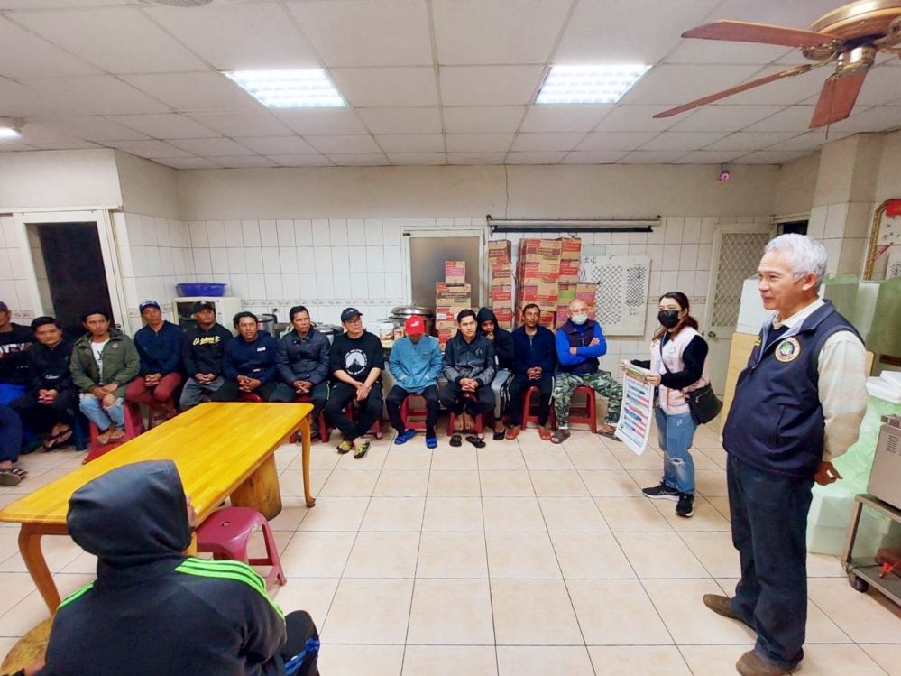 ▲移民署新竹市服務站及專勤隊共同至轄區內「明發定置漁場」進行關懷宣導。（圖／移民署新竹市服務站提供）