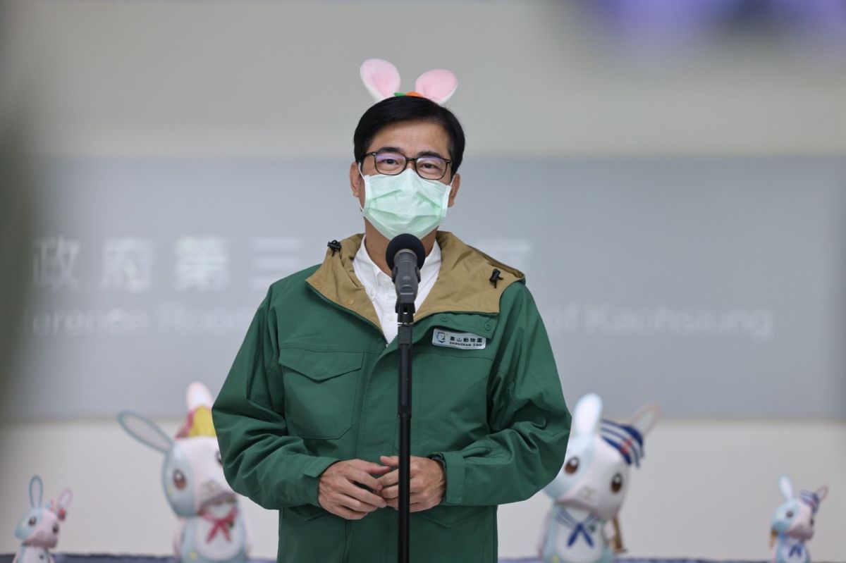 ▲台灣民眾黨主席柯文哲今天到年貨大街三鳳中街發紅包。高雄市長陳其邁表示，歡迎並強調願意幫柯P安排導覽。（圖／記者郭凱杰翻攝）