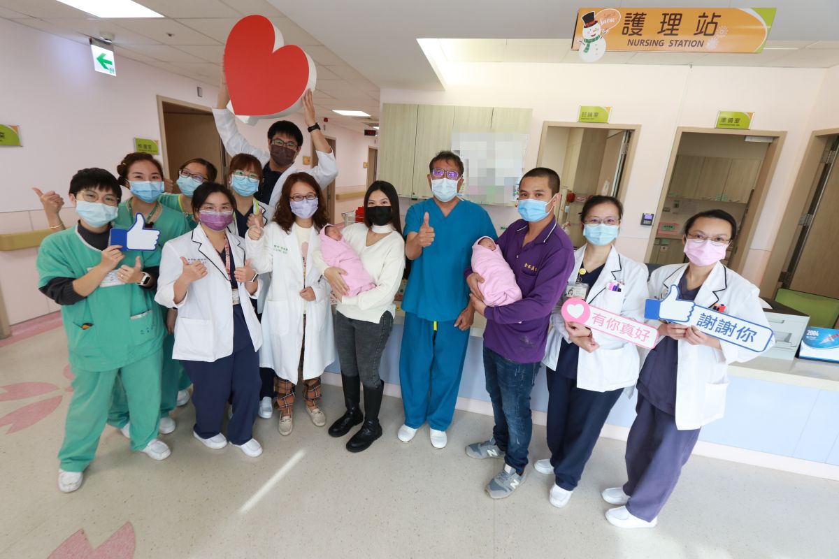 ▲林姓少婦日前順利自然產下雙胞胎，參與接生及照顧過程的醫療團隊都給予祝福。(圖／醫院提供2023.1.17)