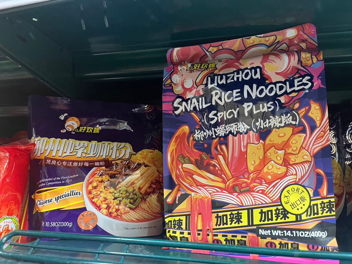 ▲記者直擊家樂福現場，雖仍有兩款在架上販售，不過業者回應將會全數緊急下架。（圖／記者鍾怡婷攝）