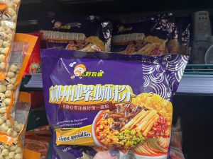通路販售的並非「標語」版本的螺絲粉,但仍會全數下架。 ▲通路販售的並非「標語」版本的螺絲粉,但仍會全數下架。