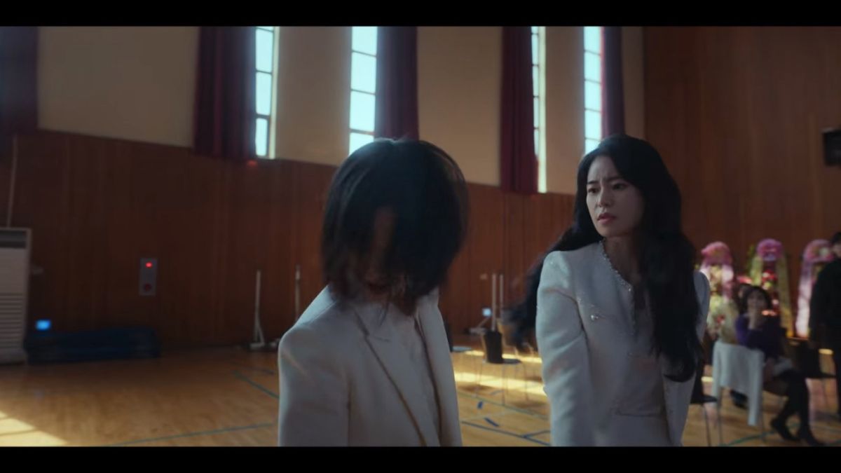 ▲《黑暗榮耀》中，宋慧喬（左）被林智妍賞耳光。（圖／翻攝Netflix）