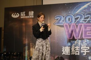 ▲吳怡霈換上另一套優雅服裝。(圖/翻攝自吳怡霈臉書) ▲吳怡霈換上另一套優雅服裝。(圖/翻攝自吳怡霈臉書)