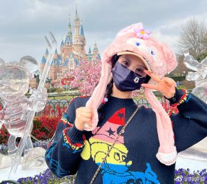 ▲女星劉詩詩戴上可愛卡通帽，成功偽裝成18歲少女到迪士尼遊玩。（圖／翻攝自劉詩詩微博）
