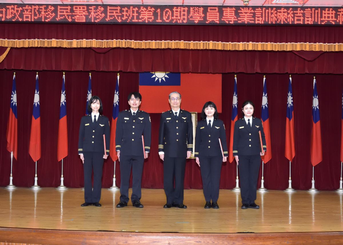 ▲移民署鐘景琨署長(中)頒獎本期成績優秀學員，受獎人員為印尼文組許瀞文(左1)、英文組李宜軒(左2)、英文組尤映筑(右2)、吳紹瑜(右1)。（圖／移民署）