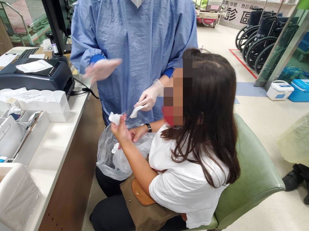 ▲高雄市年貨大街三鳳中街日前有攤商為備貨給客人試吃，在用剪刀剪貨時不慎誤剪斷食指，所幸警方巡邏見狀趕忙協助就醫，搶救斷指。（警方提供）中央社記者蔡孟妤傳真 112年1月17日