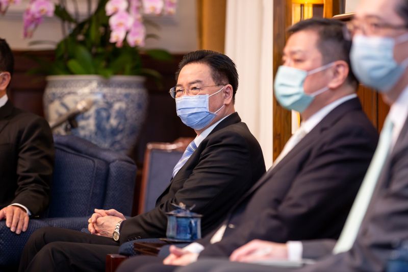 ▲總統蔡英文接見美國聯邦參議員楊恩訪問團，外交部長吳釗燮也在座。（圖／總統府提供）