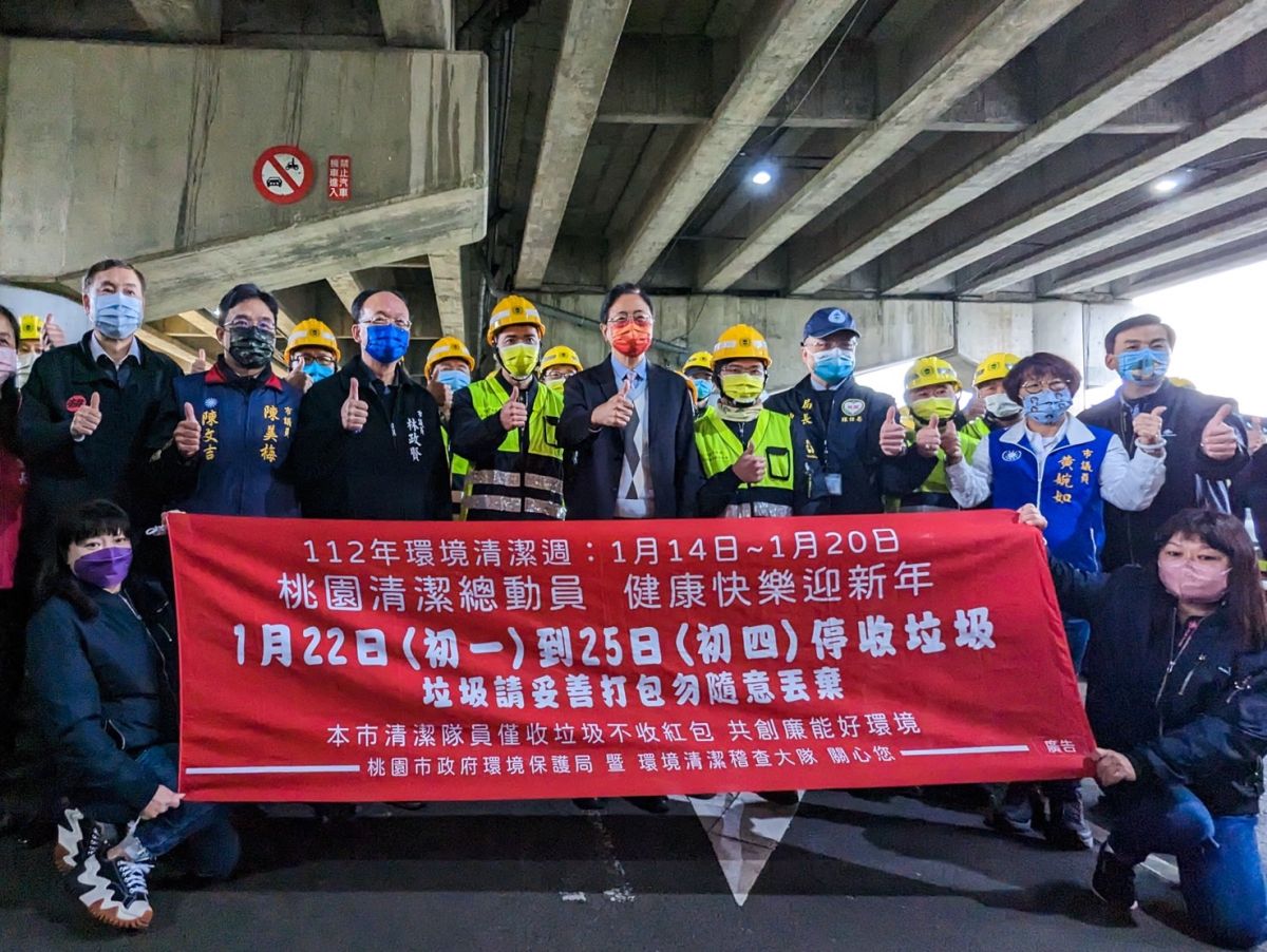 ▲張善政慰勞清潔隊員，同時也宣布了今年開始，清潔隊員大年初五加班出勤也提供加一補一的優惠措施。（圖／桃園市環保局提供）