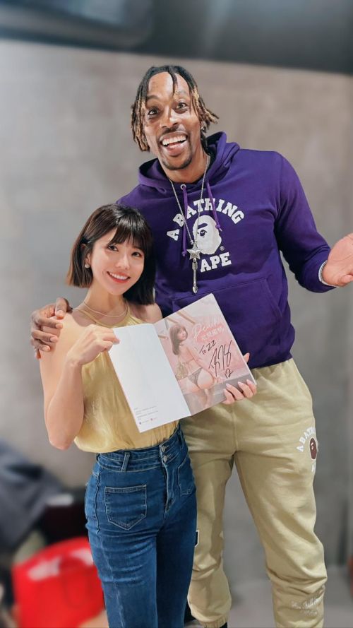 女神壯壯追星成功！依偎魔獸送寫真書 網羨：放開那女孩 | 娛樂 | NOWnews今日新聞