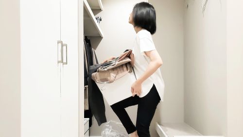 ▲冰箱、收納櫃及雜物堆積處，若長期囤放過期食品或用不到的物品，容易讓氣場停滯，不僅影響健康，也可能阻礙財運流動，建議一定要趁年前「除舊納新」。（示意圖、非當事人／取自photoAC）