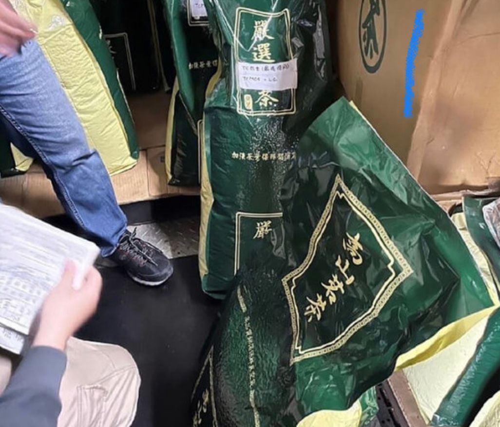 ▲高雄地檢署13日查獲高雄一家廠商以低價境外茶葉混充台灣高山茶葉包裝販售牟利，查扣混裝茶葉成品280斤、原料570斤；現已知有1800斤茶葉流入市面，檢調將持續清查混充茶銷售流向，並追查上游供貨來源。（高雄地檢署提供）中央社記者蔡孟妤傳真 112年1月17日